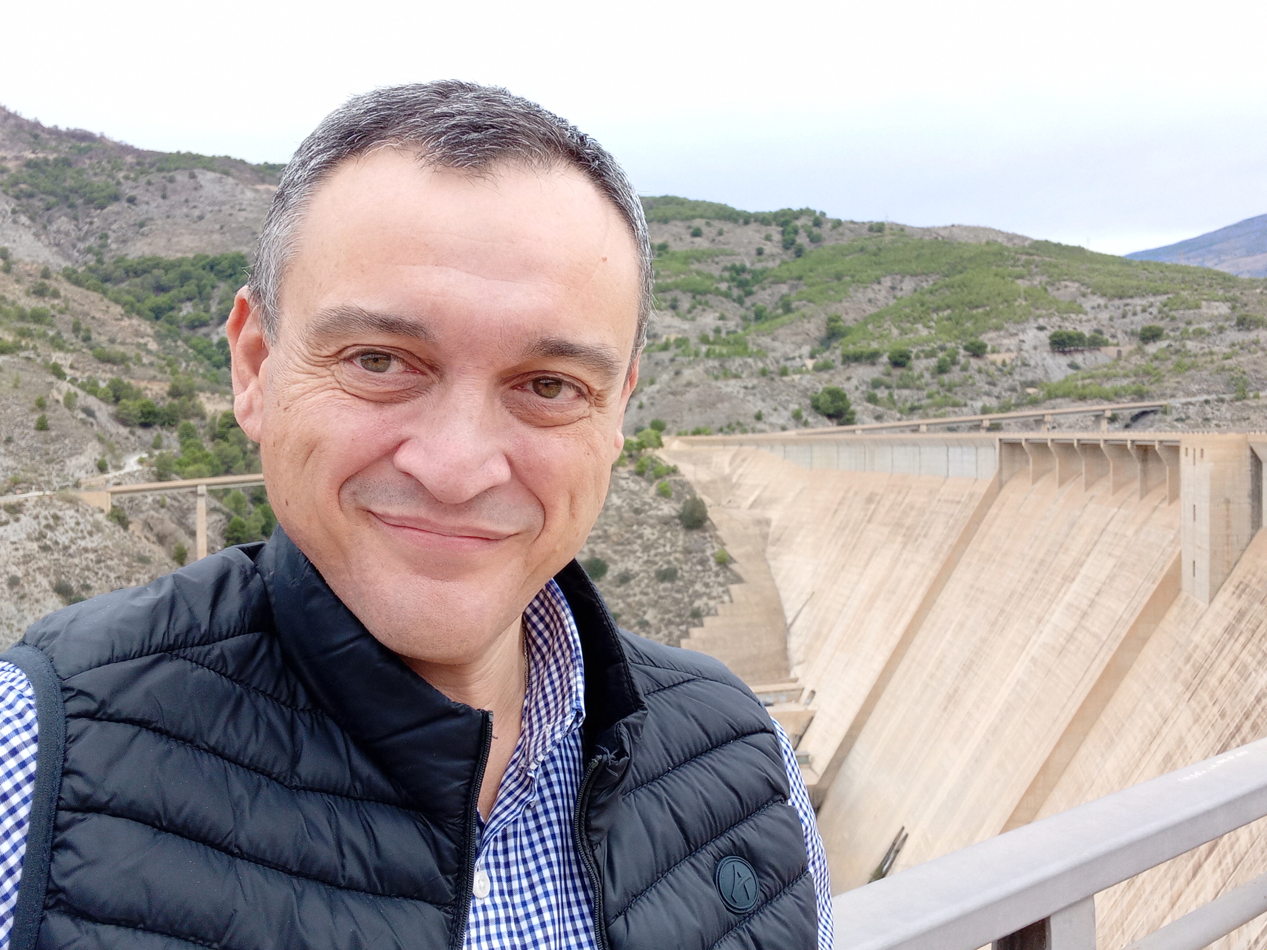 Juan Carlos Gómez Vargas junto a la Presa de Rules - Granada (2023)